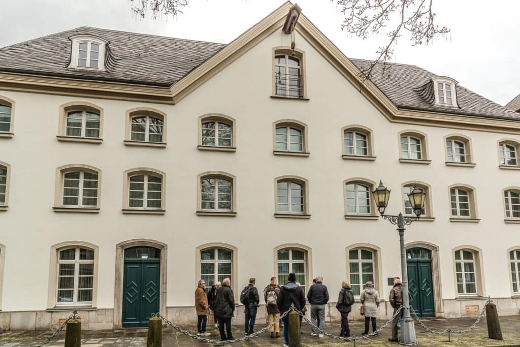 Das restaurierte historische Packhaus von 1756 beherbergt heute das Haniel Museum mit Originalräumen, Schriftstücken und Möbeln zur Firmengeschichte. Es öffnet für Besuchergruppen und zeigt den Wandel vom Hafenhandel zur Industriegruppe / © Foto: Georg Berg