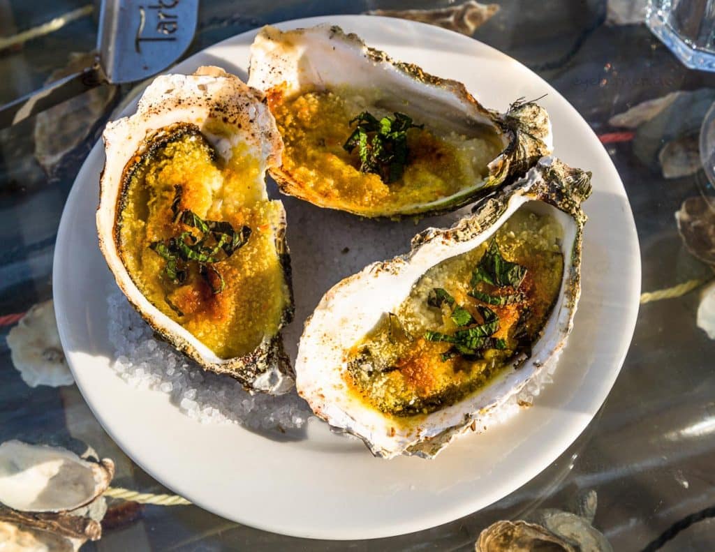 Gebackene Austern im Strandpavillion Le St Pierre Tarbouriech / © Foto: Georg Berg