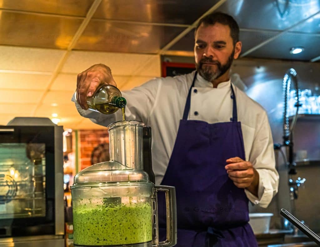 Chefkoch Jon Chiri lebt seit 20 Jahren in Avignon und hat in Spitzenrestaurants gekocht. In den USA hat er lange in New Orleans gelebt, so dass er gerne mit Elementen der dortigen Fusion-Küche spielt / © Foto: Georg Berg