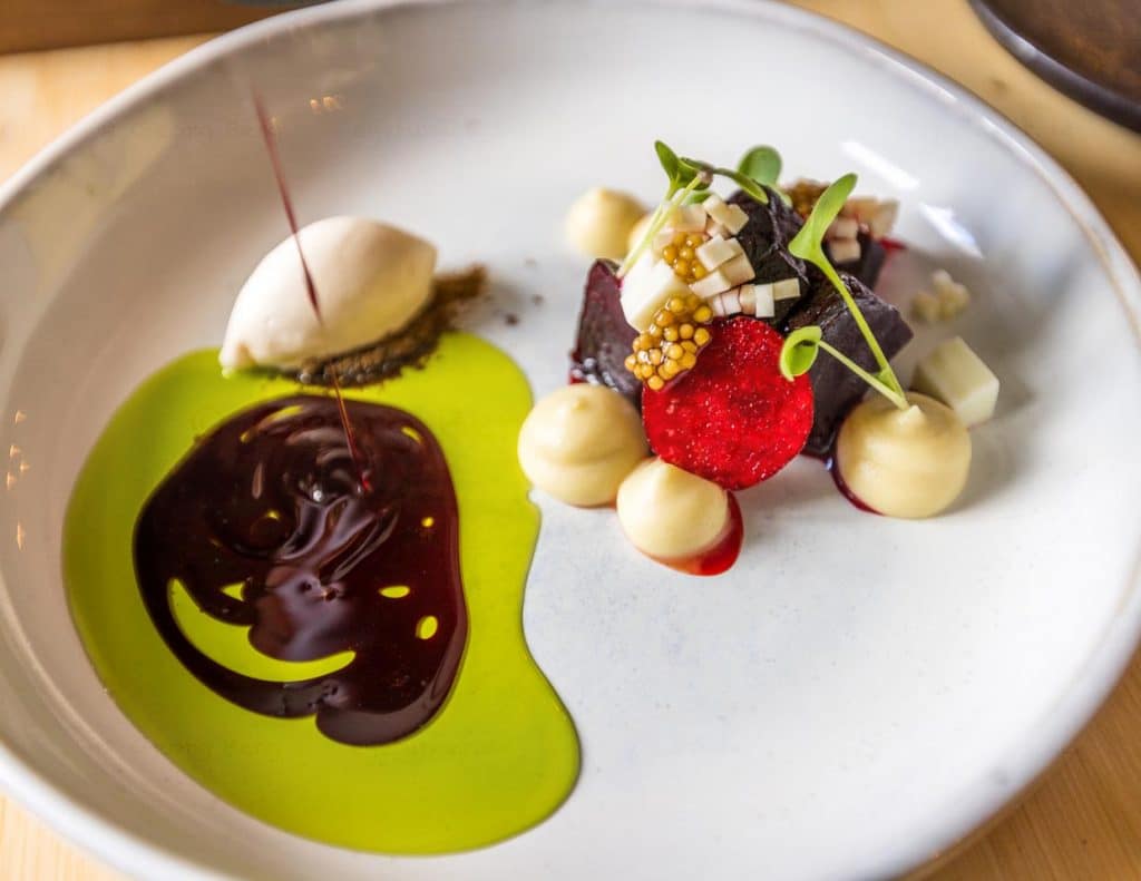 Vorspeise Restaurant WKK,Wilde Kloster Küche, von Küchenchef Manuel Burke, Neuzelle. Reduktion aus Roter Beete und Dillöl angegossen an Selleriecreme, Ziegenkäse-Eis und Rote Beete / © Foto: Georg Berg