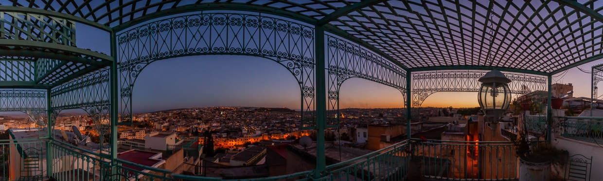 Panorama der Stadt Fès durch kunsthandwerkliches Schmiedeeisengitter / © Foto: Georg Berg