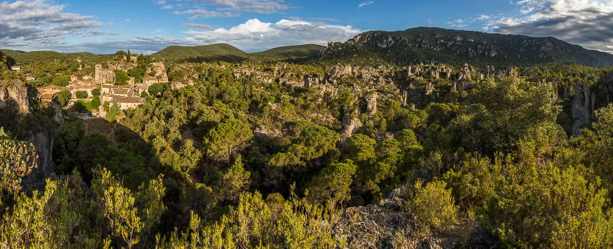 Ausgangspunkt zum Cirque de Mourèze ist der gleichnamige Ort / © Foto: Georg Berg