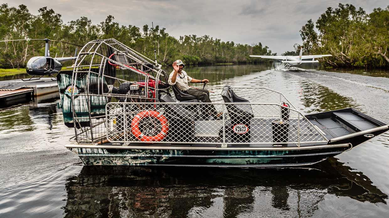 Typische Verkehrsmittel im nordaustralischen Outback: Airboat mit Krokodilschutz, Wasserflugzeug, Helikopter / © Foto: Georg Berg