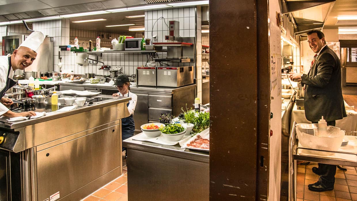 Teamgeist und gute Laune. Küchenchef Stefan Lünse und Maitre d'Hotel Christian Müller als Vertreter der weißen und der schwarzen Brigade macht es trotz Stress Spaß, die Gäste zu verwöhnen / © Foto: Georg Berg