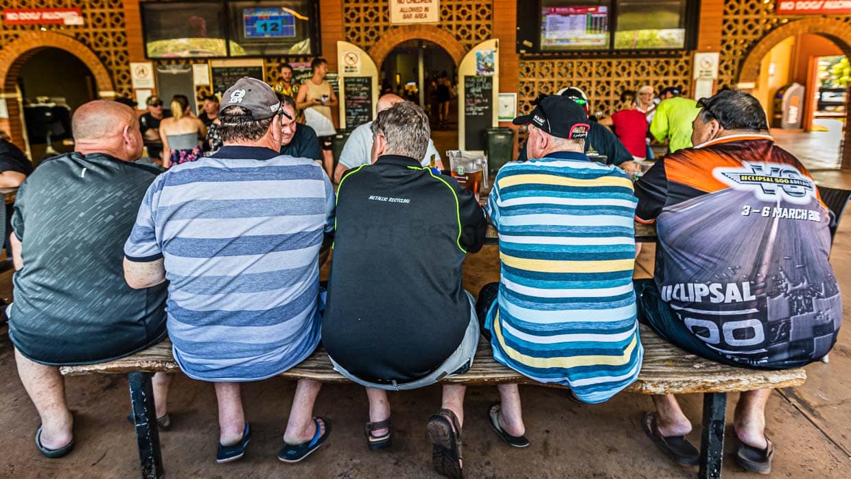 Biertrinker im legendären Humpty Doo Hotel