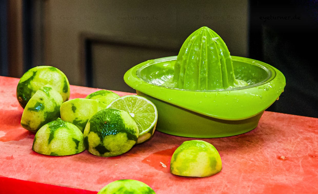 Frische ist Trumpf. Schalen und der Saft der Limone unterstützen mit ihrem Aroma die frischen regionalen Lebensmittel / © Foto: Georg Berg