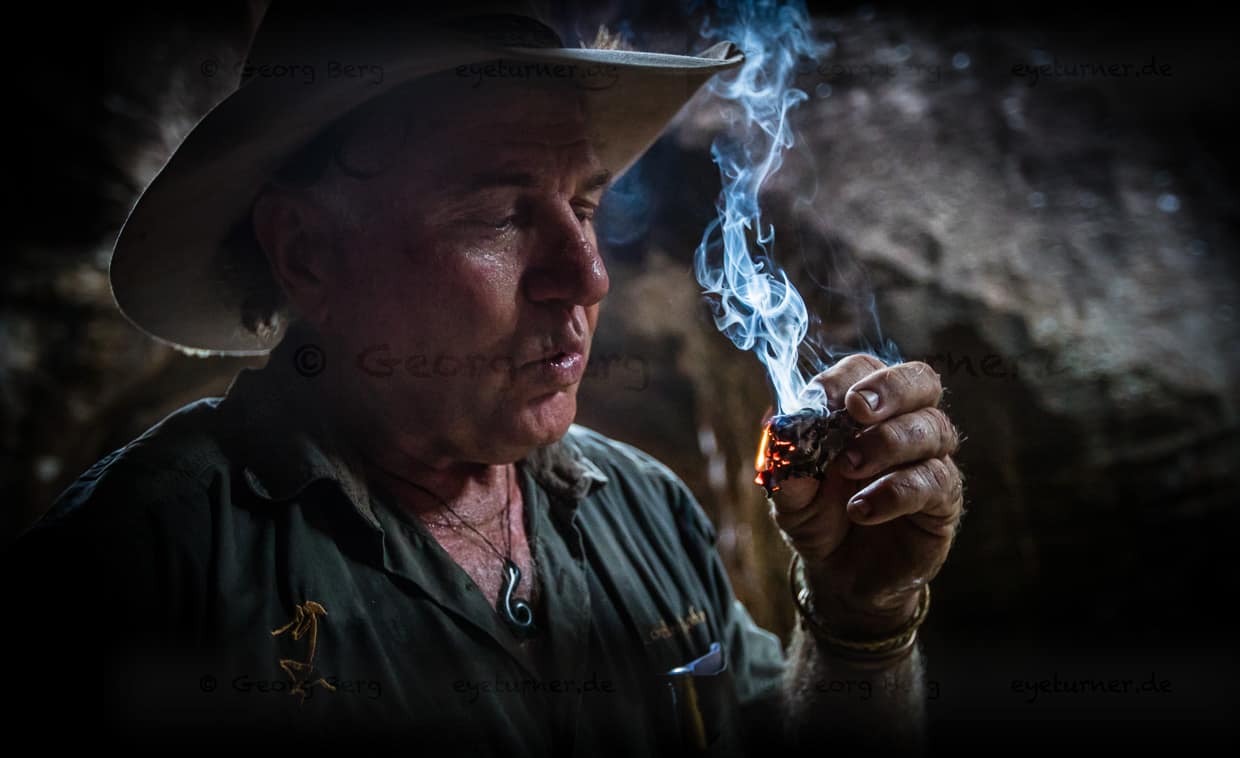 Sab Lord zündet ein von Termiten bearbeitetes Stück Holz an. Ein altes „Hausmittel“ der Aborigines, um mit dem Rauch die Mücken zu vertreiben / © Foto: Georg Berg