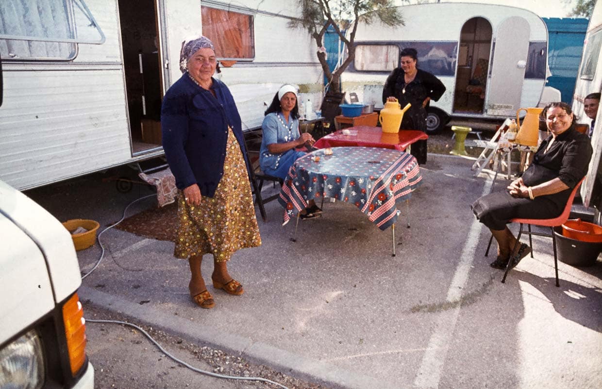 Ein aus mehreren Familien bestehender Clan hat sich auf einem Parkplatz gemeinsam eingerichtet / © Foto: Georg Berg