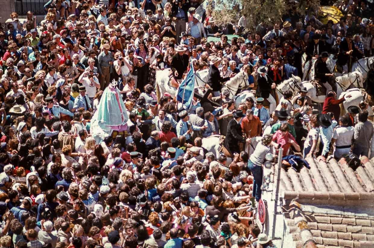 Calls of "Vive Sainte Sara" ring out thousands of times during the procession through town to the beach at Saintes-Maries-de-la-Mer (France) in 1978/ © Photo: Georg Berg
