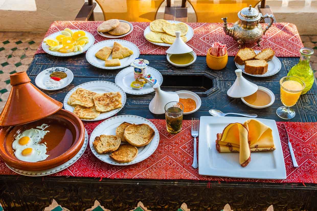 Ein gigantisches Frühstück schafft Stärkung für den Tag / © Foto: Georg Berg