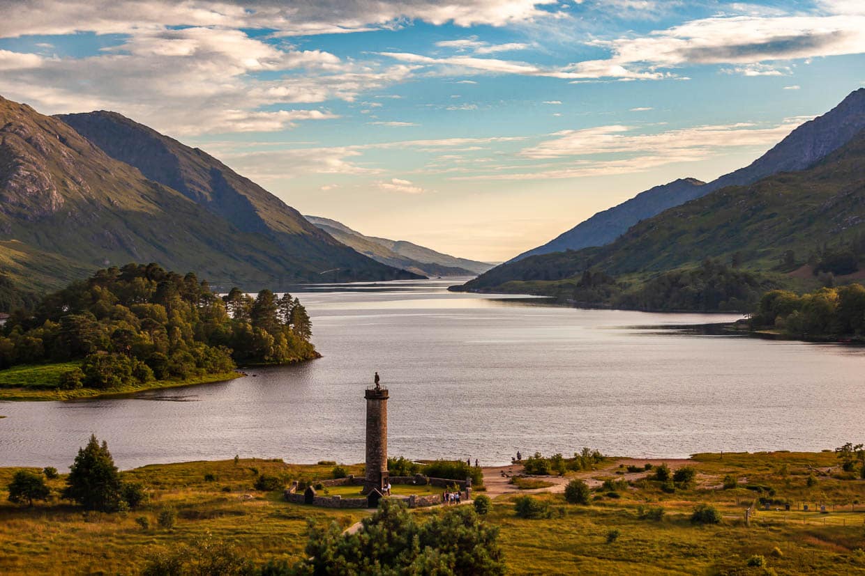 Schottland, Glenfinnan, Loch Shiel. Hier steht das Denkmal von Bonnie Prince Charlie, der 1745 an dieser Stelle den zweiten Jakobitenaufstand ausrief. Dieser Kampf um die Unabhängigkeit von England wurde bereits 1746 in der Schlacht von Culloden niedergeschlagen  / © Foto: Georg Berg