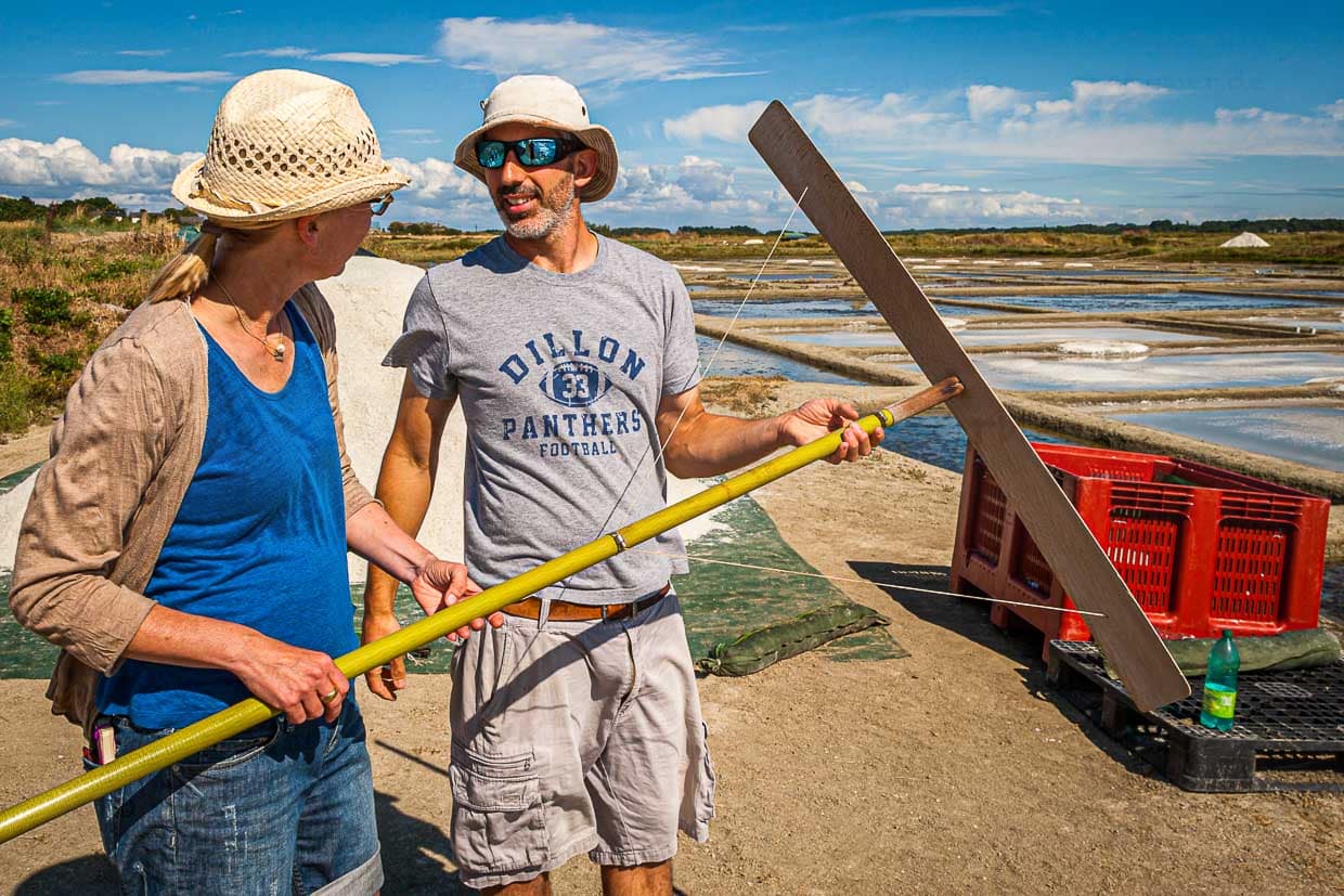 Matthieu erklärt Reporterin Angela Berg die Handhabung des Salzschiebers / © Foto: Georg Berg