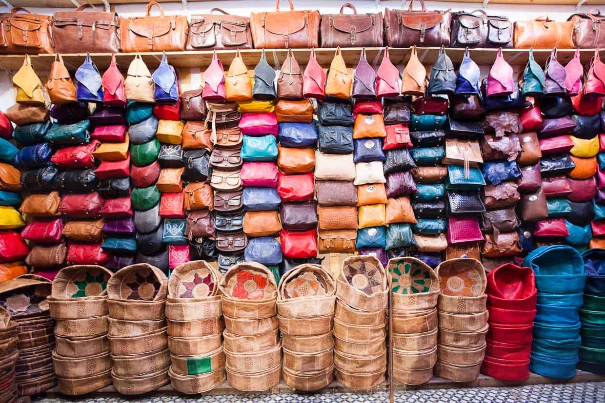 Verkaufsraum einer Lederkooperative von Fès. In ihr haben sich die Gerber zusammengeschlossen, um Dumpingpreise und Importleder zu verhindern / © Foto: Georg Berg