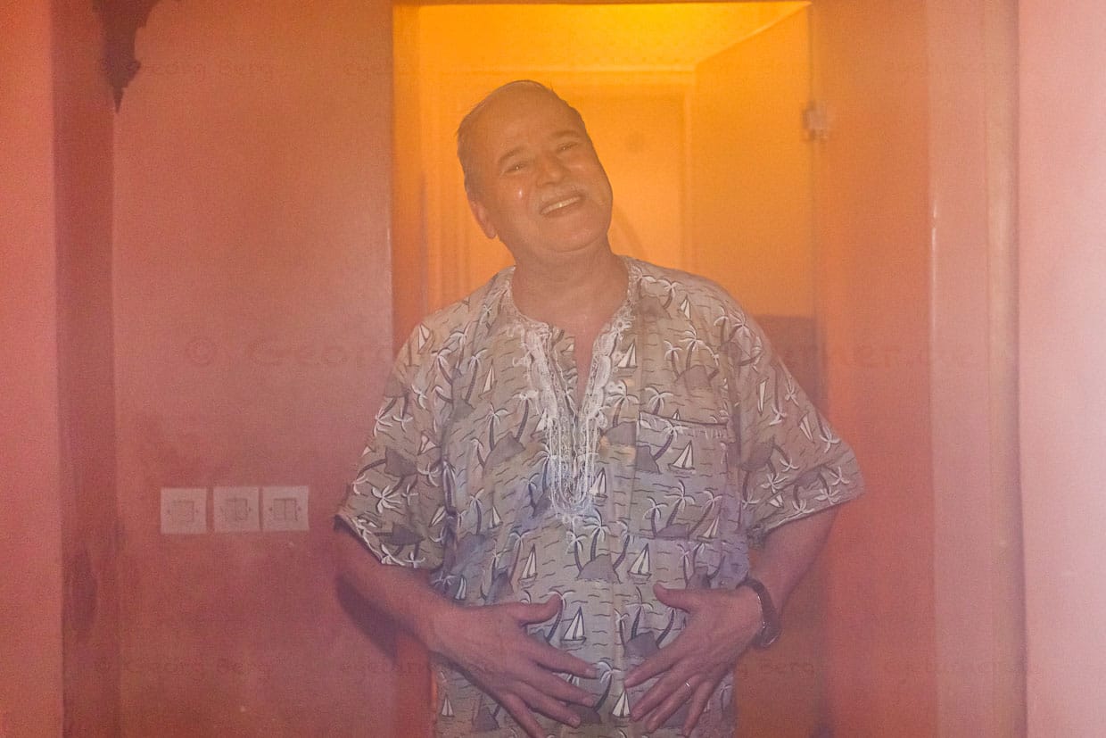 Taim, 63, empfängt mich in tropfnasser Badehose, denn er hat schon die Fliesen des Hammams mit warmem Wasser vorgewärmt / © Foto: Georg Berg