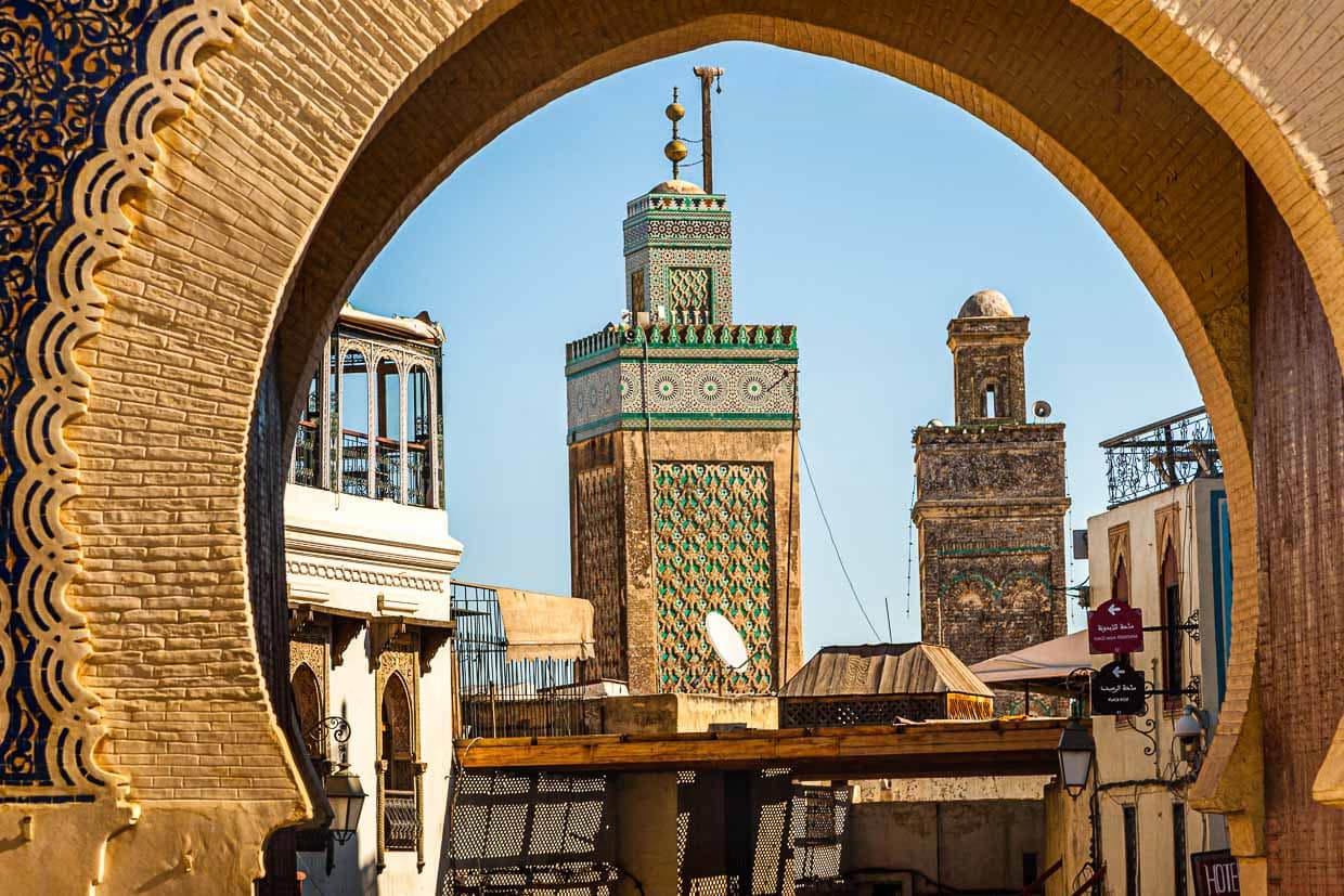 Von den Stadttoren von Fès, die alle die arabische Übersetzung Bab im Namen führen, ist das Bab Boujeloud der beste Startpunkt / © Foto: Georg Berg
