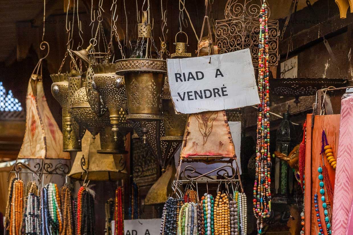 Ich wäre am letzten Tag fast schwach und zum Hotelier geworden, als ich das Schild sah: „Riad zu verkaufen" / © Foto: Georg Berg