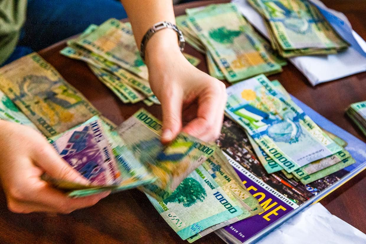Stapelweise Bargeld - auch in Sierra Leone / © Foto: Georg Berg