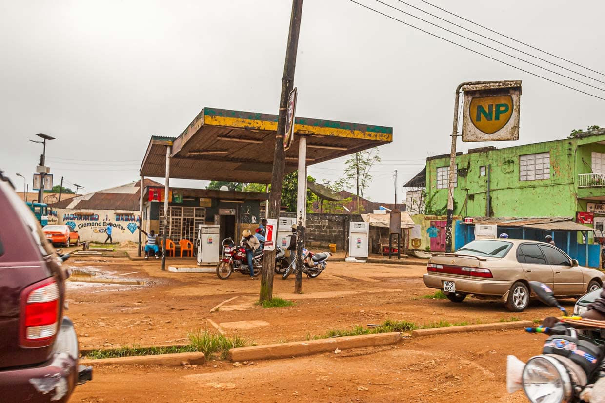 Auch hinter Tankstellen findet Diamanten-Handel statt / © Foto: Georg Berg