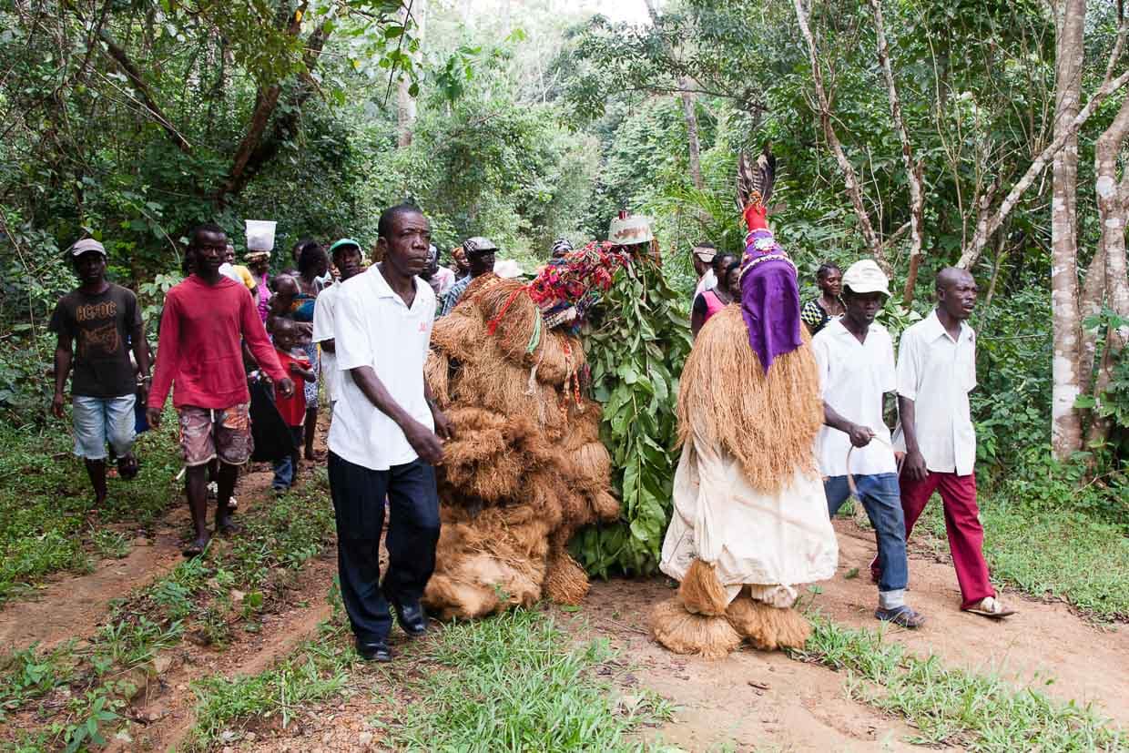 Die Dorfgemeinschaft der Mende sammelt sich für die rituelle Tanzveranstaltung / © Foto: Georg Berg