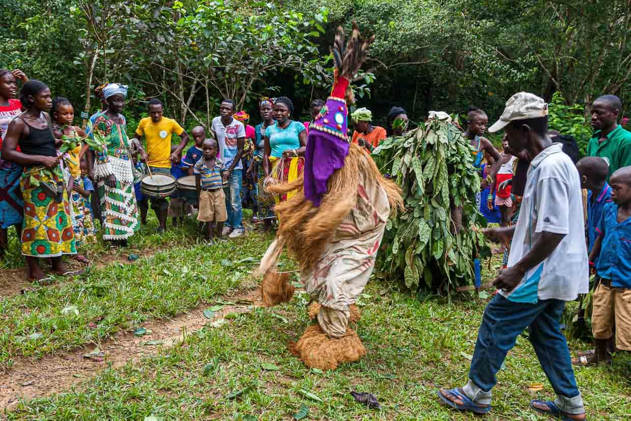Die Falui-Rolle hat eine eher unterhaltende Funktion. Der Kopf ist mit farbigen Tüchern bedeckt und mit Kauri-Muscheln und Spiegeln dekoriert. Er hat eine konische Form und trägt an der Spitze Federn. / © Foto: Georg Berg