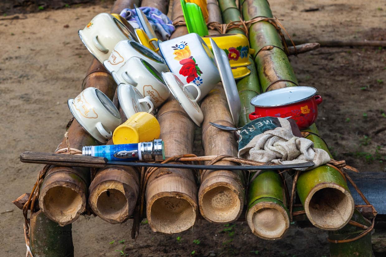 Der Abwasch trocknet auf einem Bambusgestell in einem Camp auf Tiwai-Island, Sierra Leone / © Foto: Georg Berg