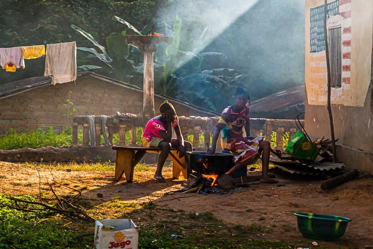 Gekocht wird in Sierra Leone draußen in großen Töpfen auf offenem Feuer / © Foto: Georg Berg