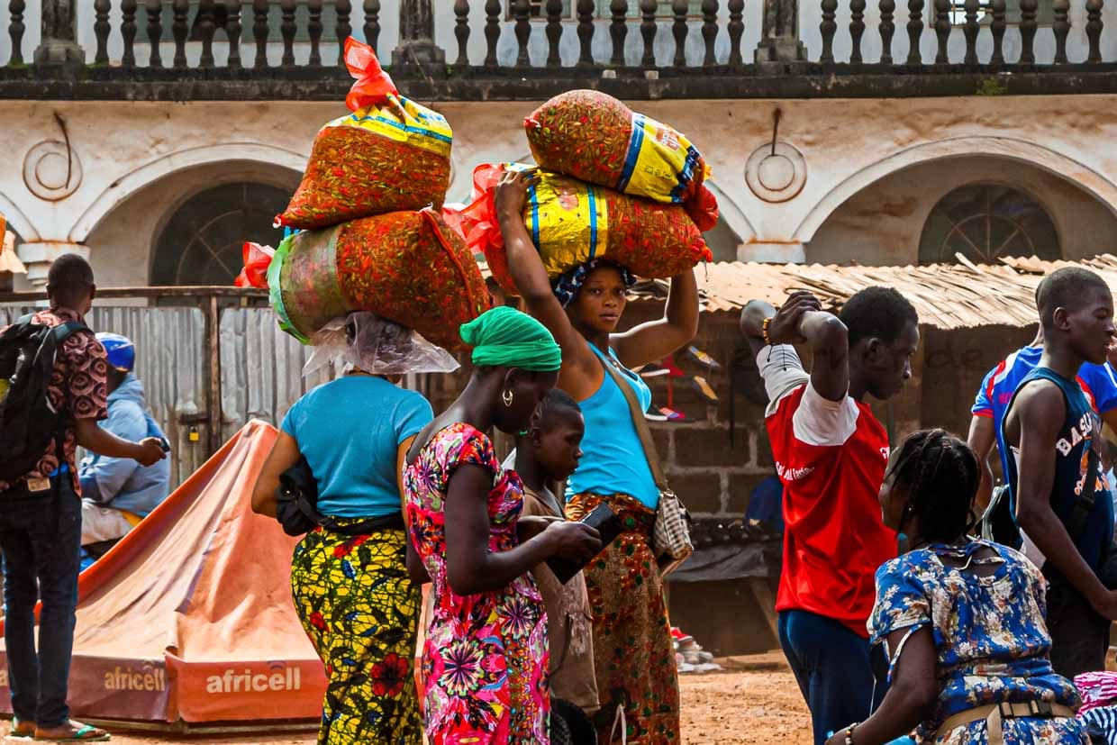 Säckeweise Peperoni sind zwar nicht schwer, aber gegen die Schärfe der Schoten hat sich eine Lage Plastikfolie auf dem Kopf bewährt / © Foto: Georg Berg