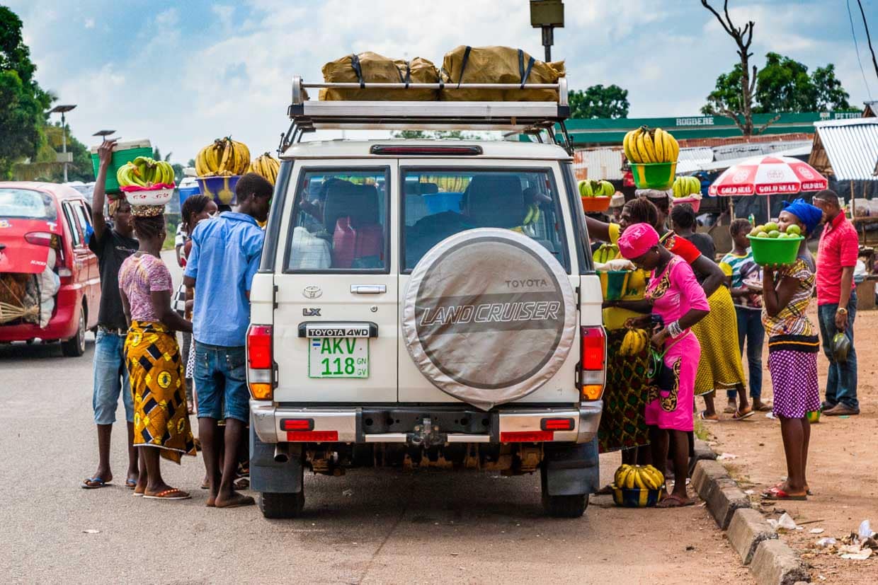 Afrikanische Raststätte - ein Reisender muss nicht zum Kiosk laufen / © Foto: Georg Berg