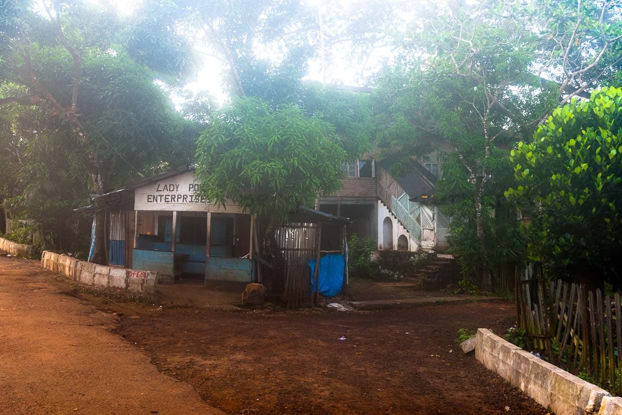 Trüber Blick auf die Kolonialbauten / © Foto: Georg Berg