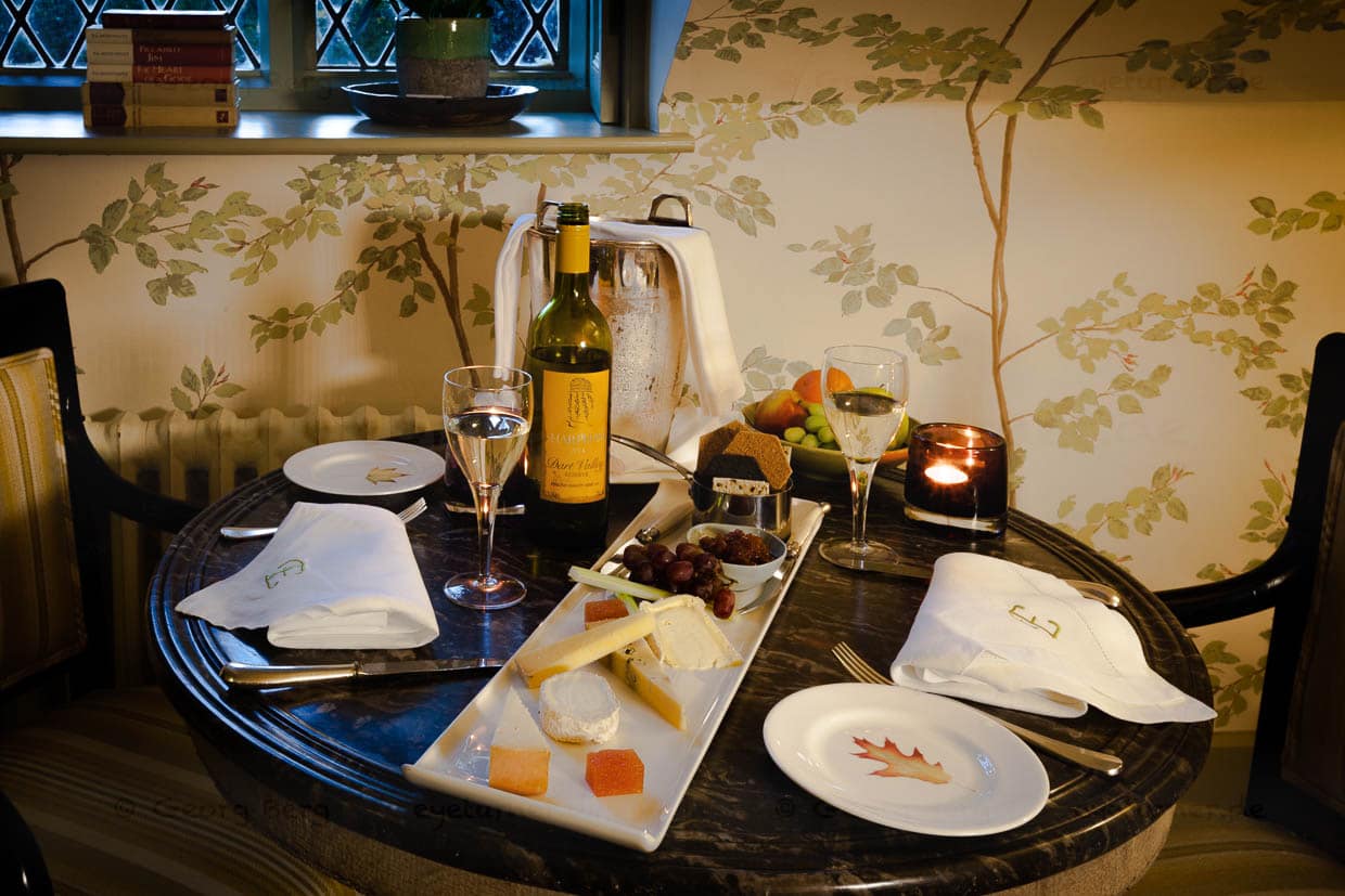 Romantisches Käse-Candle-Light in der Suite. Noch satt vom Devonshire Cream Tea? Dann ist die Käseplatte im eignen Zimmer eine hervorragende Alternative zum üppigen Dinner / © Foto: Georg Berg