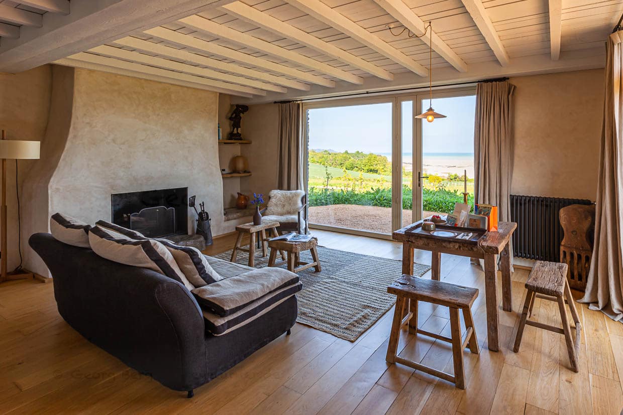Blick aus dem Wohnzimmer des Kleds auf die Bucht, an deren gegenüberliegender Seite in 15 Kilometer Entfernung Mont St Michel zu ahnen ist / © Foto: Georg Berg
