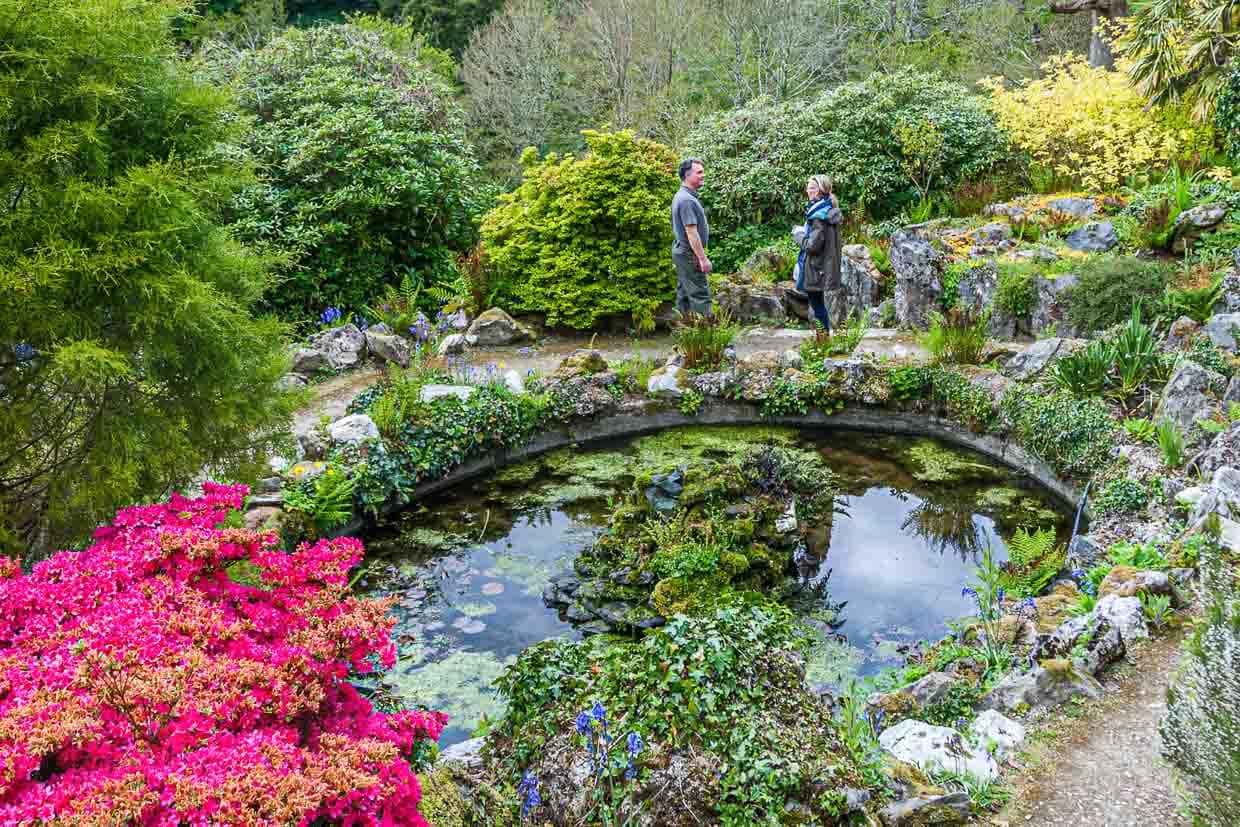 Ben Ruscombe-King Chefgärnter in Endsleigh verweist vom Seerosenteich aus auf die in der Ferne liegende kleine Molkerei der Herzogin von Bedford / © Foto: Georg Berg