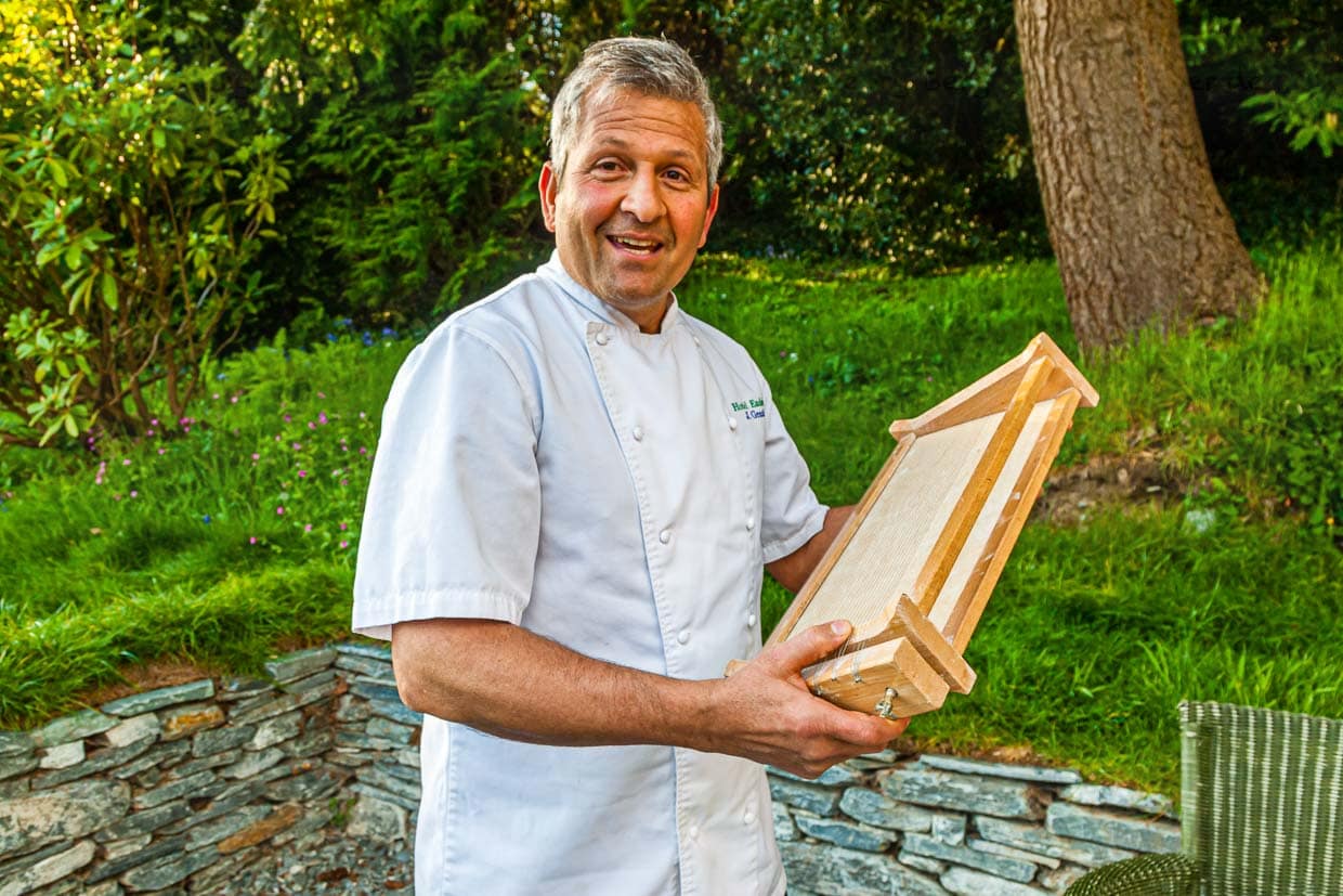 Ein Mann und seine liebstes Küchenutensil – die Carraturo – die erste Nudelmaschine der Menschheit – wer hat sie erfunden? Die Italiener / © Foto: Georg Berg