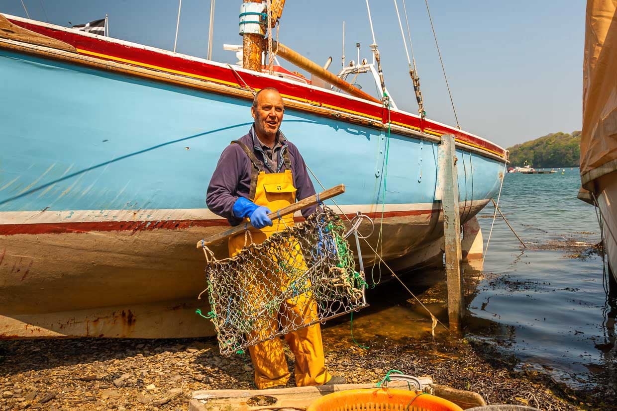 James Brown, einer der letzten Austernfischer in Cornwall vor seinem Segelboot / © Foto: Georg Berg