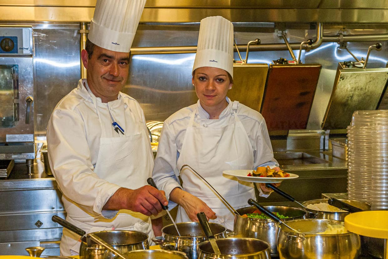 Französische Küche auf der Armorique: Am Buffet wird man von den Köchen selbst bedient / © Foto: Georg Berg