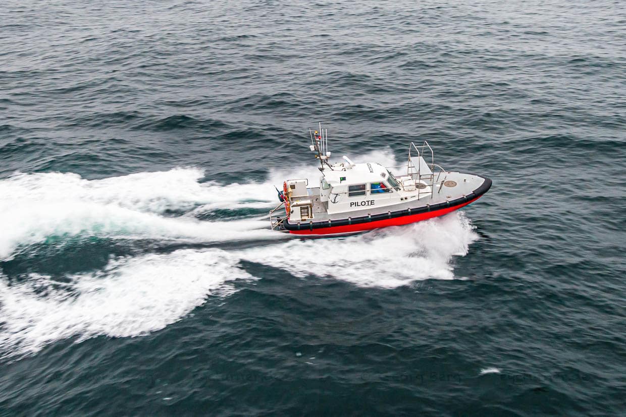 In den Gewässern vor der bretonischen Küste nähert sich der Lotse / © Foto: Georg Berg