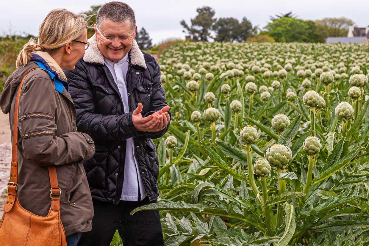 Sternekoch Loïc Le Bail führt Angela Berg in das Artischockenfeld / © Foto: Georg Berg