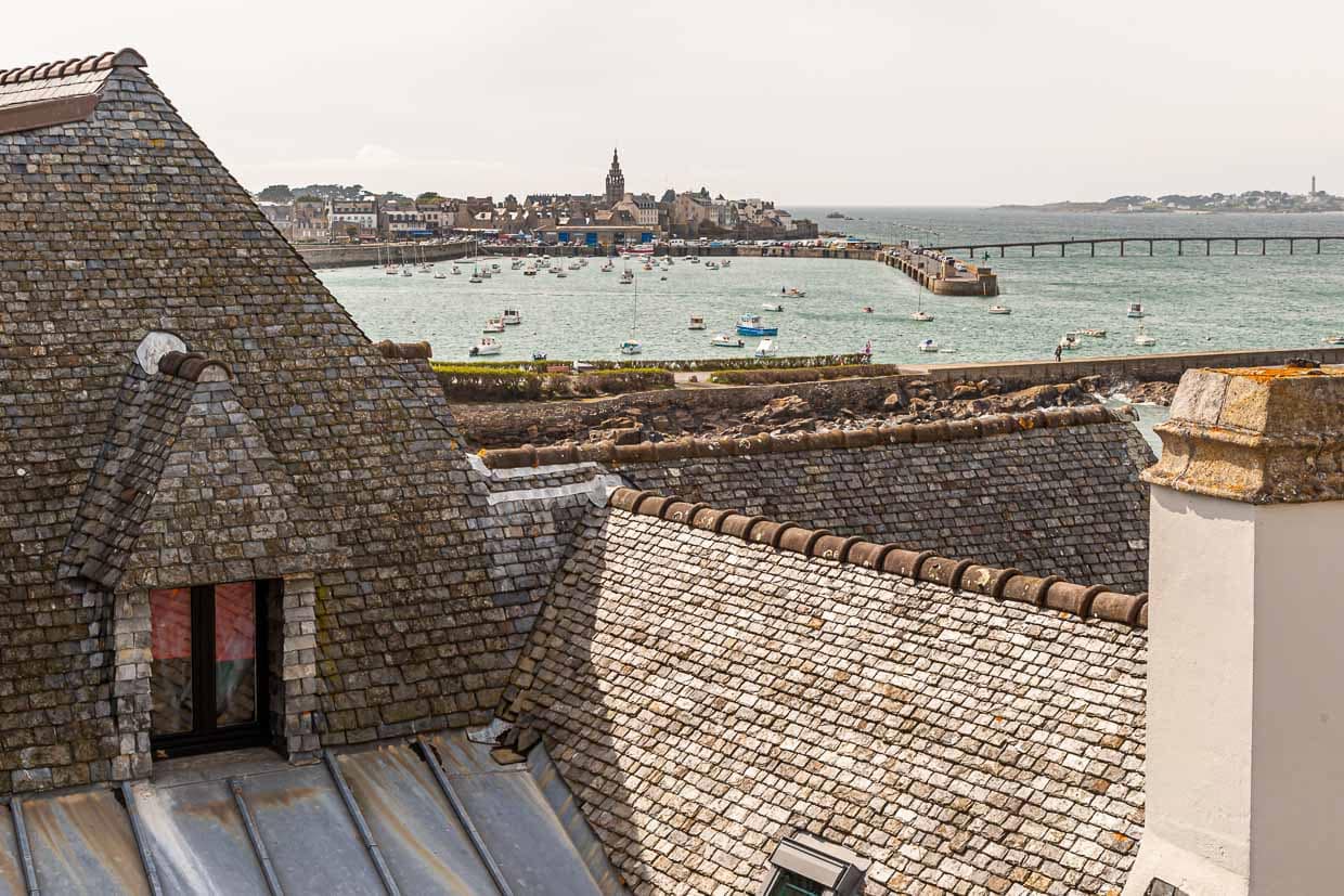 Blick über die Dächer des Brittany & Spa auf den Hafen und die Altstadt von Roscoff / © Foto: Georg Berg