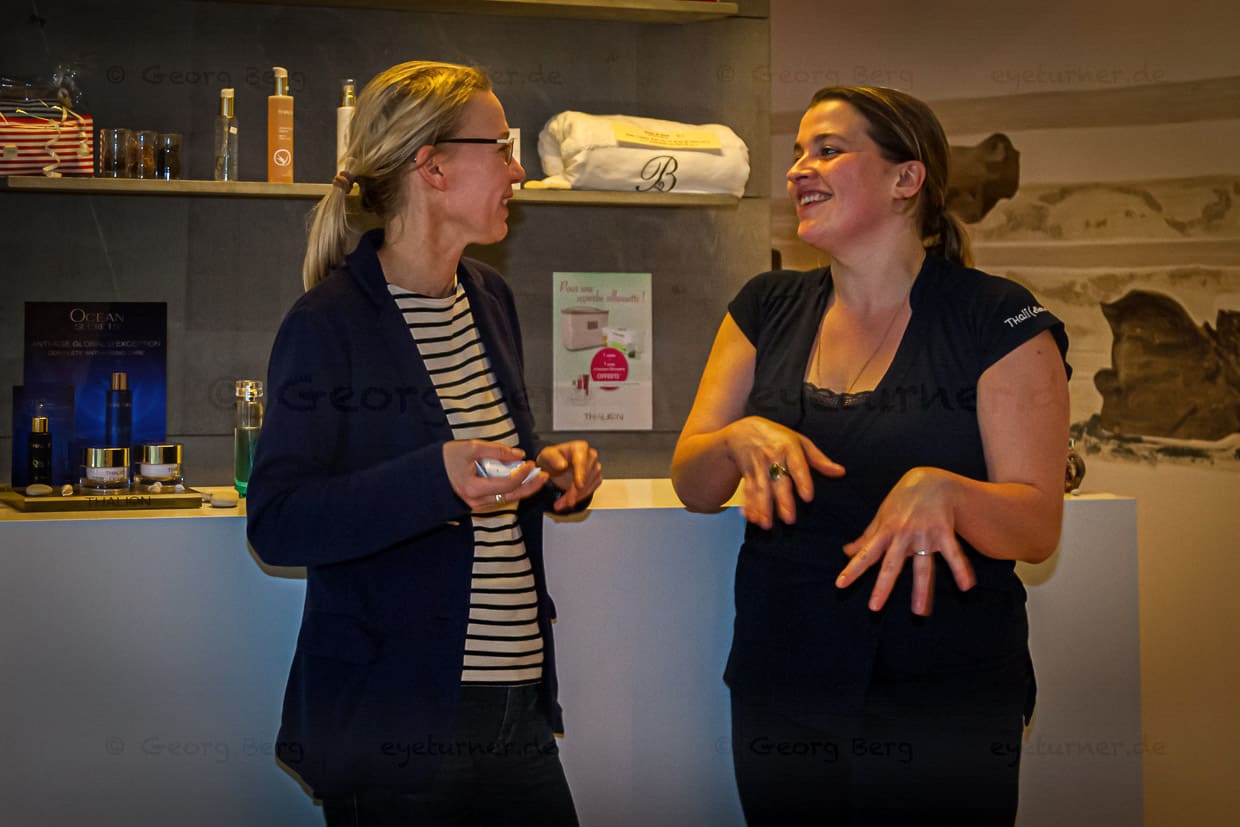 Nach ihrer Entspannungsmassage unterhält sich Axelle Melenec mit Angela Berg / © Foto: Georg Berg