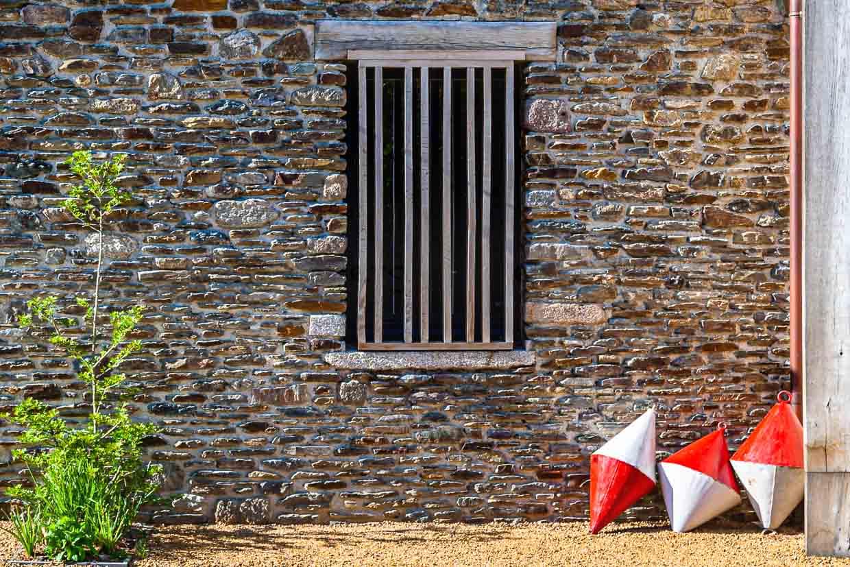 Nautische Gegenstände werden unaufdringlich als Außendekoration eingesetzt. Sie vermitteln zwischen der Ferne und Nähe, Rauheit und Harmonie / © Foto: Georg Berg