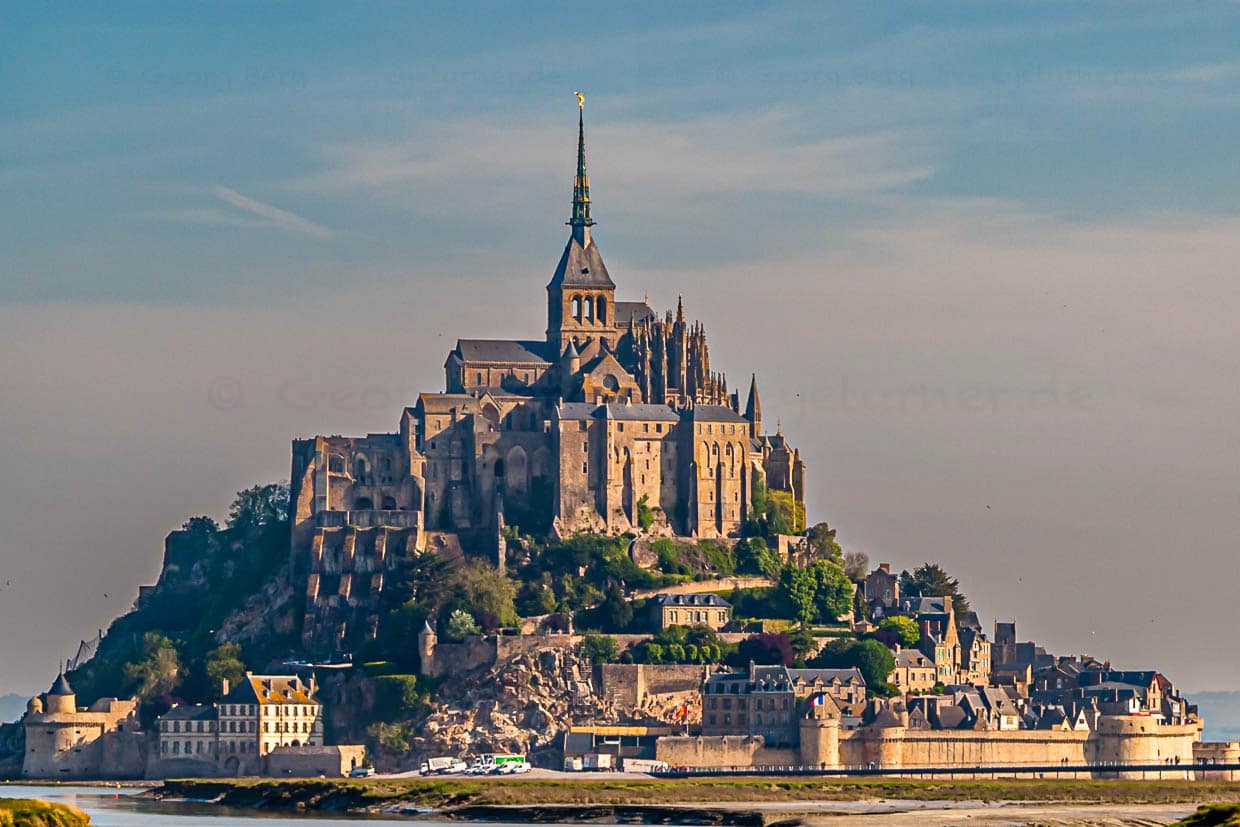 Um den Mont St. Michel so nah zu sehen, muss man schon einige Kilometer fahren / © Foto: Georg Berg