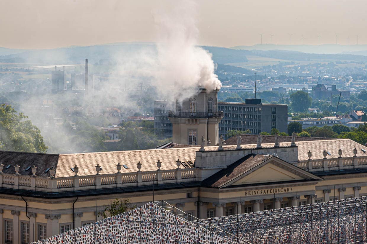 Kassel schickt Rauchzeichen vom Zwehrenturm. Künstler Daniel Knorr will mit diesem Rauch „Warme Signale“ nach Athen senden. Eigentlich sollte der Rauch immer dann aufsteigen, wenn auch die documenta in Athen geöffnet ist. Aber nun schickt Kassel auch nach dem Ende der d14 in Athen weiter warme Rauchzeichen vom Zwehrenturm / © Foto: Georg Berg