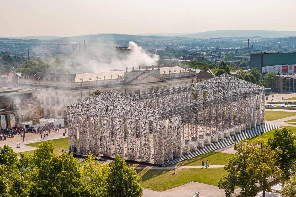 Das Parthenon der Bücher – und täglich wird die Konstruktion, die in ihrer Dimension ein Nachbau des Tempels auf der Akropolis ist, massiver und mit weiteren Büchern bestückt / © Foto: Georg Berg