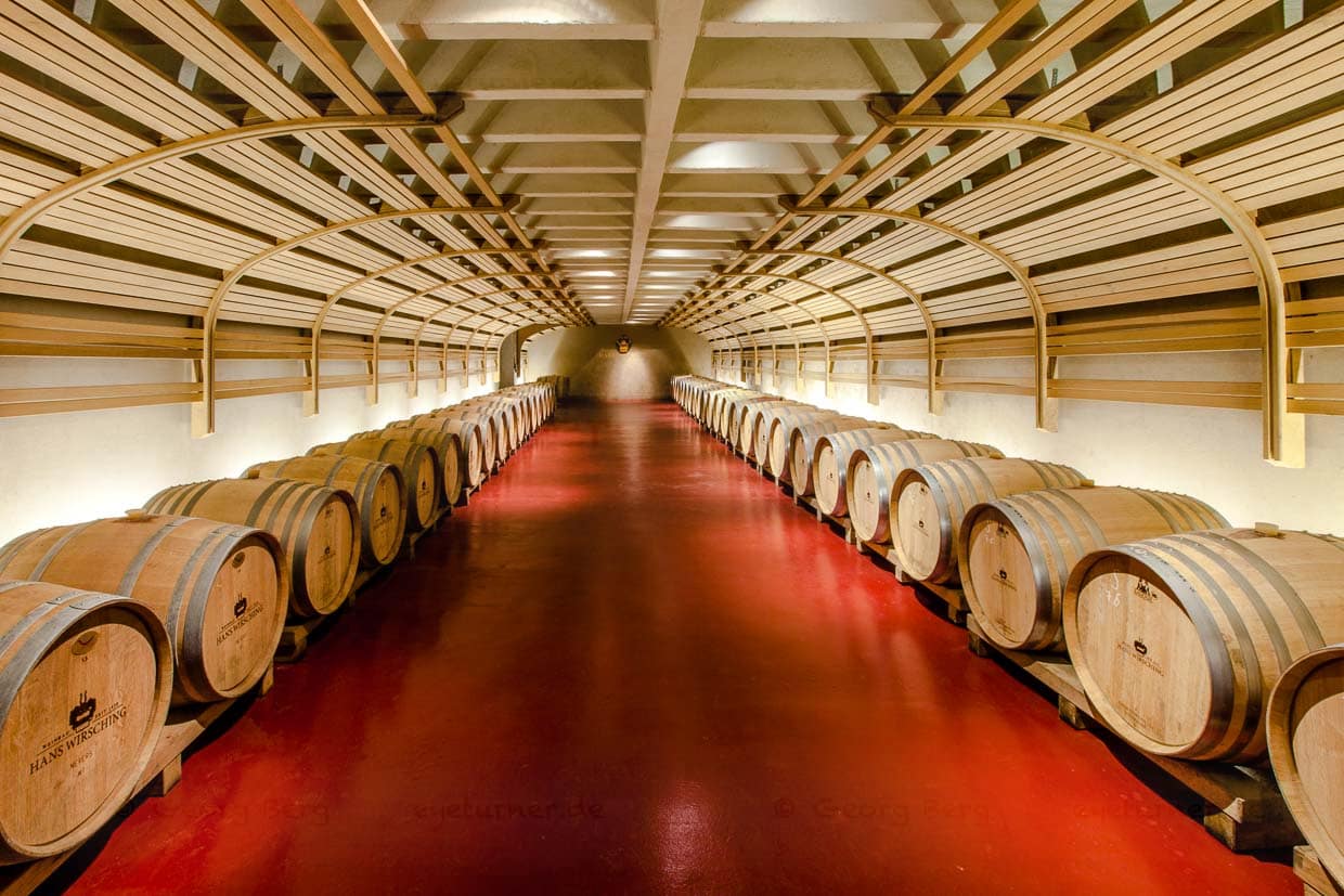 Der moderne Part des Weinkellers. Hier lagert nur ein kleiner Teil der Weine. Silvaner als typischer Franke ist mit 38 Anteil die dominierende Rebsorte, gefolgt vom Riesling, Müller-Thurgau, Scheurebe, Weißburgunder, Grauburgunder, Bacchus, Kerner, Traminer und den Rotweinsorten Spätburgunder, Portugieser und Dornfelder / © Foto: Georg Berg