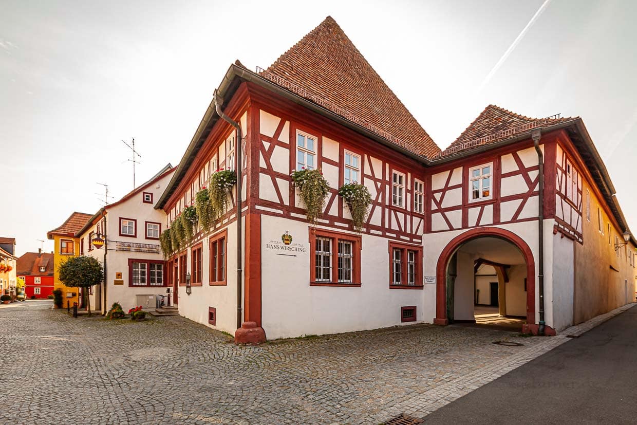 Das Stammhaus in Iphofen stammt aus dem 16. Jahrhundert. Der Keller sogar aus dem 15. Jahrhundert. Das Stammhaus war zwischen 1860 und 1950 ein Kolonialwarenhandel, der die Familie Wirsching ernährt hat / © Foto: Georg Berg