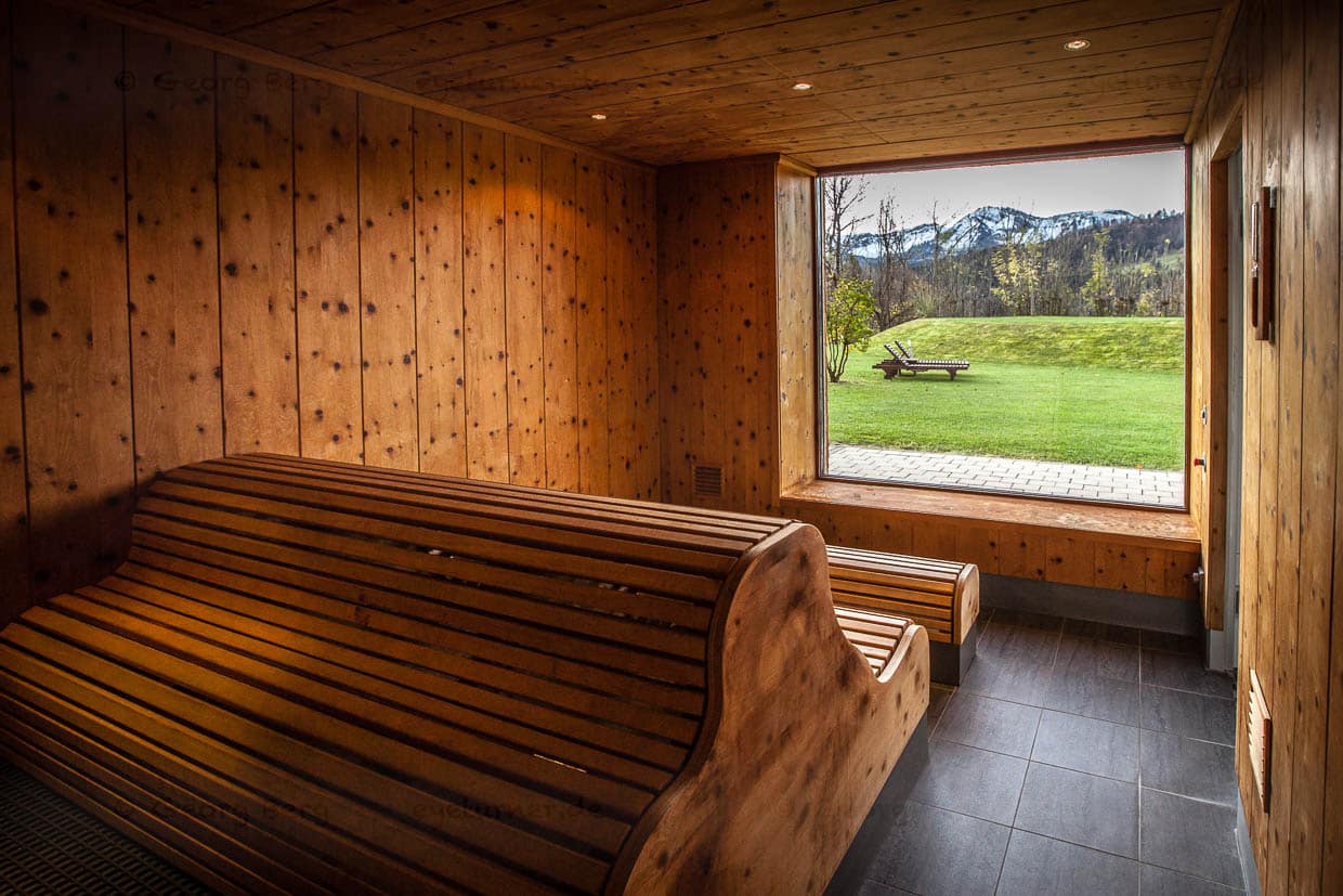 Ein Blick wie gemalt: Aus der Sauna blickt man ebenfalls gen Süden in die Natur hinaus / © Foto: Georg Berg