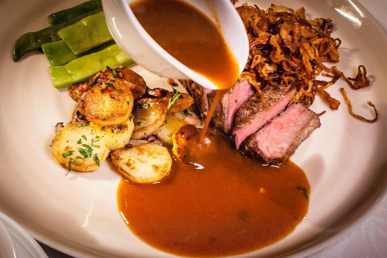 Die Tagesempfehlung: Zwiebelröstbraten vom Metzger Fetz mit Kaiserschoten und Bratkartoffeln / © Foto: Georg Berg