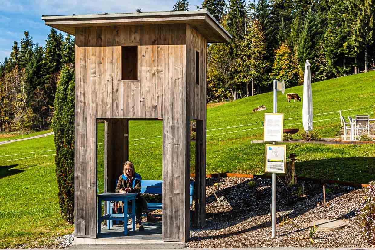 Alexander Brodsky, Russland. Ein präziser Turm aus Holz mit Öffnungen zu allen Seiten und an drei Seiten verglast. Für einen entspannten Aufenthalt stehen Tisch und Stuhl bereit / © Foto: Georg Berg