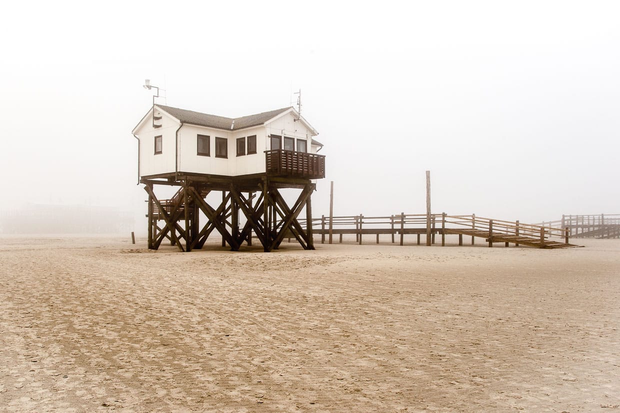 Bis zu sieben Meter hoch ragen die Pfahlbauten über den Strand. Seit mehr als 100 Jahren prägen die Konstruktionen aus Lärchenholz das Strandbild von St. Peter-Ording / © Foto: Georg Berg