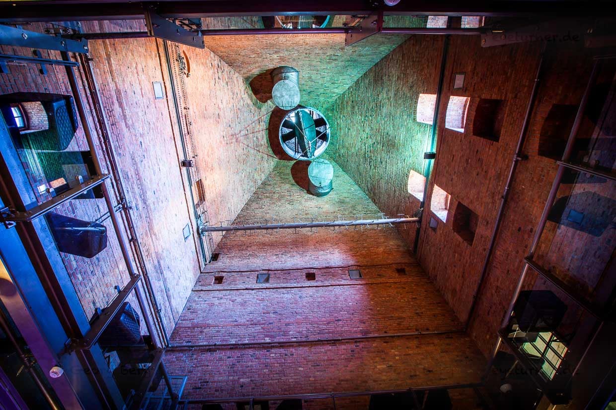 Hier können Zigarrenliebhaber stilvoll eine Havanna anzünden. Über den Köpfen verliert sich Tabakrauch in den Weiten des Speichers / © Foto: Georg Berg